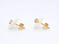 Gouden oorbellen met 0.18 carat diamanten en parelmoer edele bloem - afbeelding 8 van  9