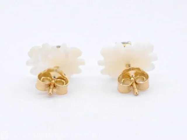 Gouden oorbellen met 0.18 carat diamanten en parelmoer edele bloem - afbeelding 9 van  9