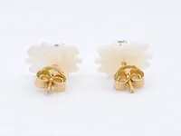 Gouden oorbellen met 0.18 carat diamanten en parelmoer edele bloem - afbeelding 9 van  9