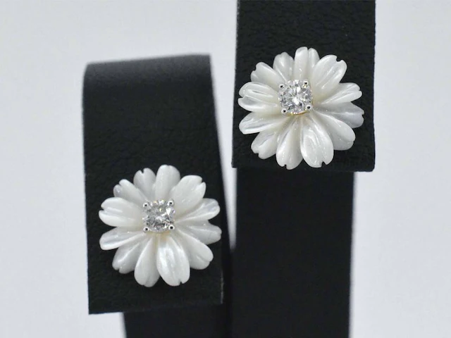 Gouden oorbellen met 0.18 carat diamanten en parelmoer edele bloem - afbeelding 1 van  8
