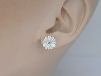 Gouden oorbellen met 0.18 carat diamanten en parelmoer edele bloem - afbeelding 2 van  8