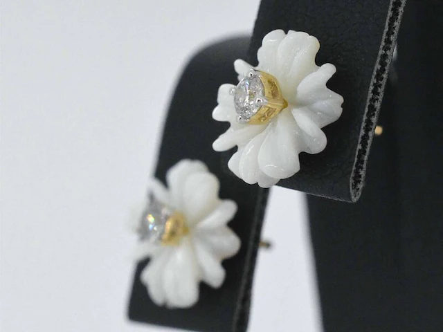 Gouden oorbellen met 0.18 carat diamanten en parelmoer edele bloem - afbeelding 3 van  8