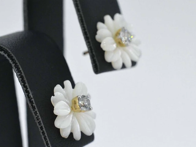 Gouden oorbellen met 0.18 carat diamanten en parelmoer edele bloem - afbeelding 4 van  8