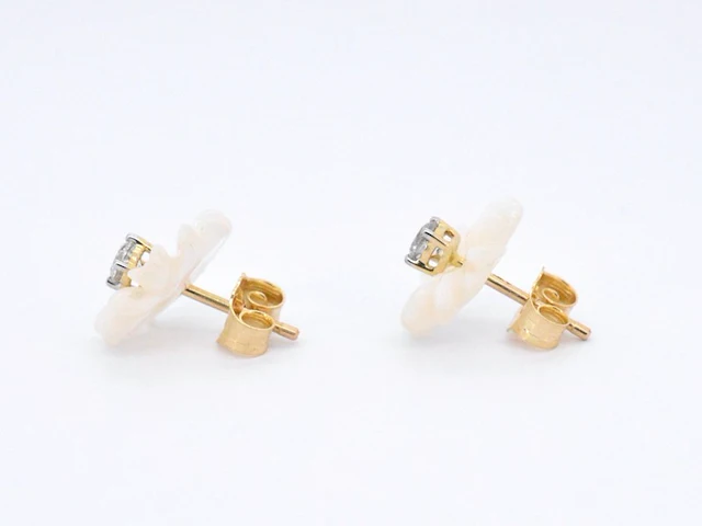 Gouden oorbellen met 0.18 carat diamanten en parelmoer edele bloem - afbeelding 5 van  8
