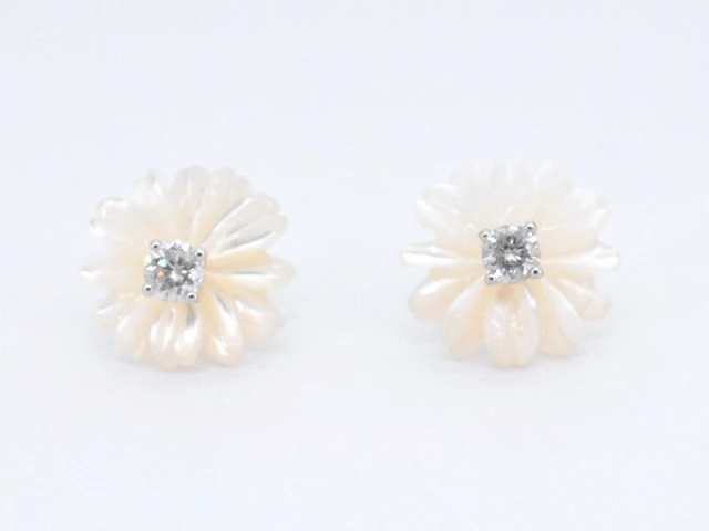 Gouden oorbellen met 0.18 carat diamanten en parelmoer edele bloem - afbeelding 6 van  8