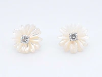 Gouden oorbellen met 0.18 carat diamanten en parelmoer edele bloem - afbeelding 6 van  8