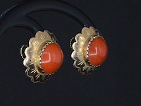 Gouden oorbellen met bloedkoraal - afbeelding 2 van  6