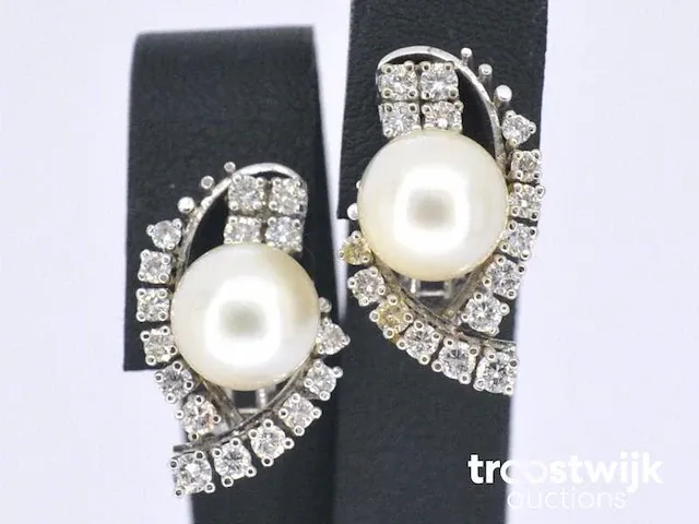 Gouden oorbellen met diamanten en parels - afbeelding 1 van  8