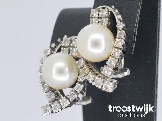 Gouden oorbellen met diamanten en parels - afbeelding 3 van  8