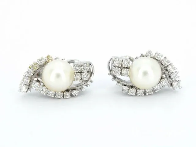 Gouden oorbellen met diamanten en parels - afbeelding 7 van  8