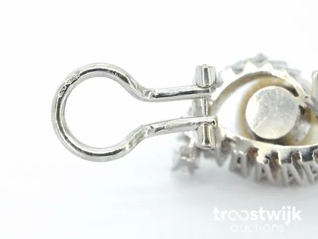 Gouden oorbellen met diamanten en parels - afbeelding 8 van  8