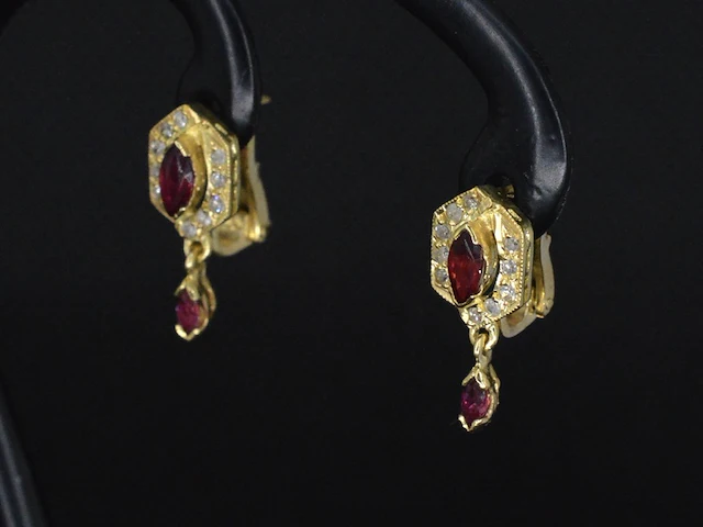 Gouden oorbellen met diamanten en robijn - afbeelding 2 van  7