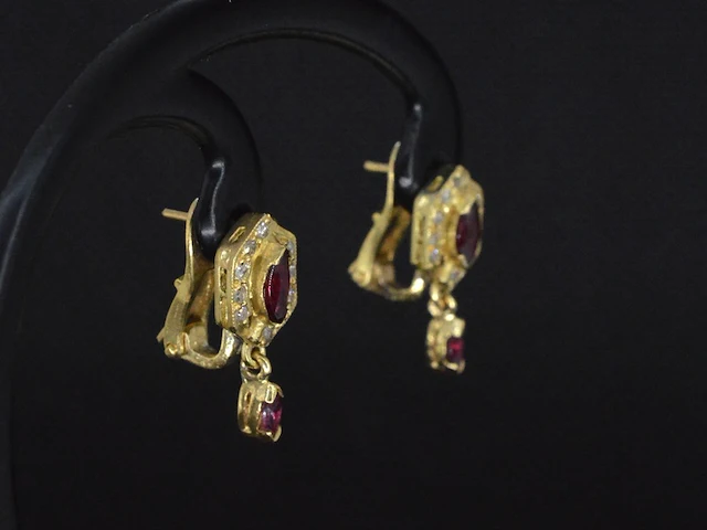 Gouden oorbellen met diamanten en robijn - afbeelding 4 van  7