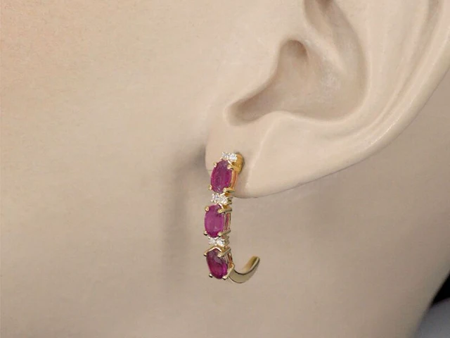 Gouden oorbellen met diamanten en robijn - afbeelding 2 van  9