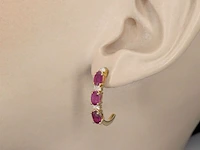 Gouden oorbellen met diamanten en robijn - afbeelding 2 van  9
