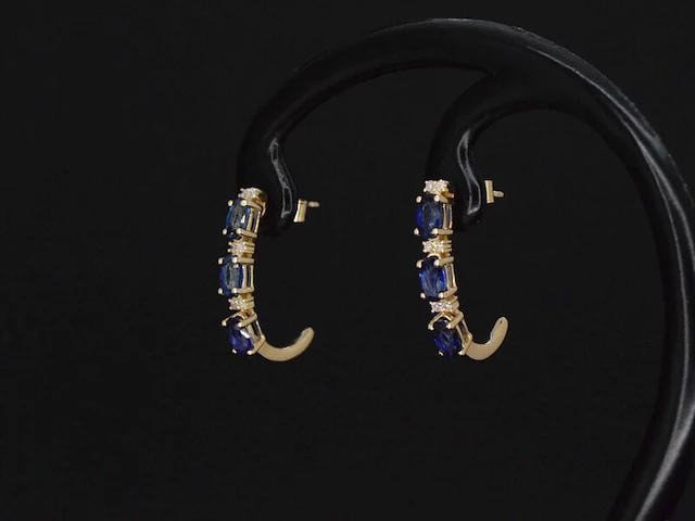 Gouden oorbellen met diamanten en saffier - afbeelding 4 van  10