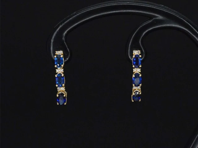 Gouden oorbellen met diamanten en saffier - afbeelding 7 van  10