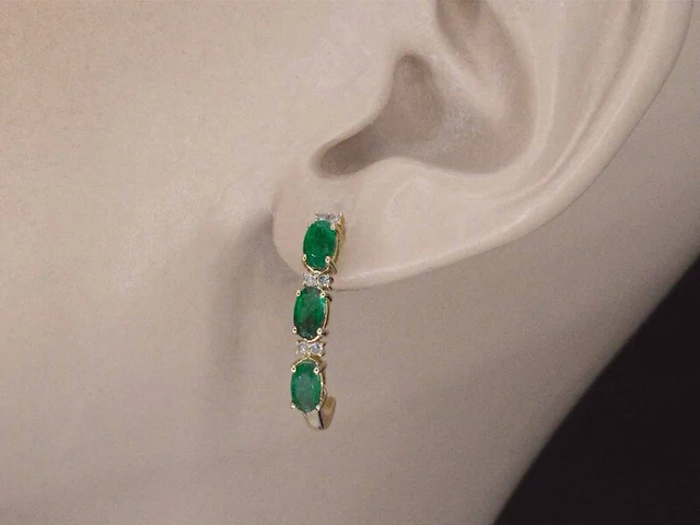 Gouden oorbellen met diamanten en smaragd - afbeelding 2 van  9