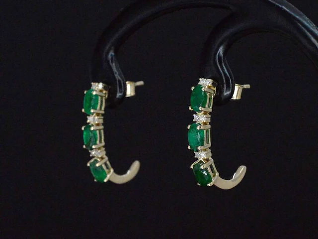 Gouden oorbellen met diamanten en smaragd - afbeelding 3 van  9
