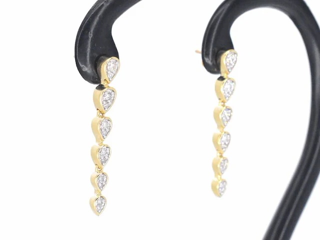 Gouden oorbellen met diamanten - afbeelding 5 van  10
