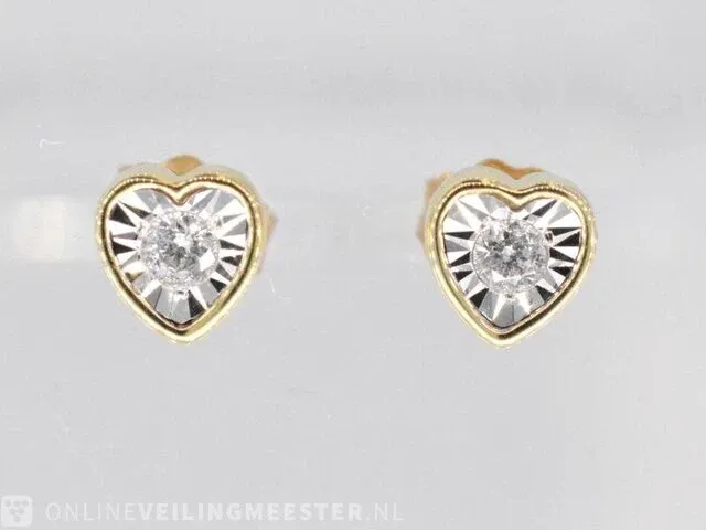Gouden oorbellen met een briljant geslepen diamant in hartvorm - afbeelding 1 van  6