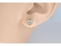 Gouden oorbellen met een briljant geslepen diamant in hartvorm - afbeelding 2 van  6
