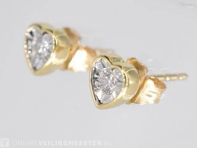 Gouden oorbellen met een briljant geslepen diamant in hartvorm - afbeelding 3 van  6