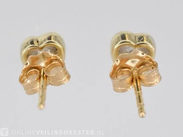 Gouden oorbellen met een briljant geslepen diamant in hartvorm - afbeelding 4 van  6