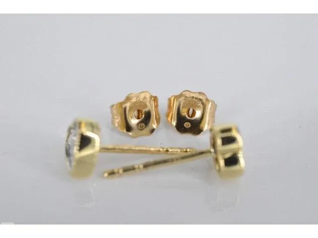 Gouden oorbellen met een briljant geslepen diamant in hartvorm - afbeelding 5 van  6