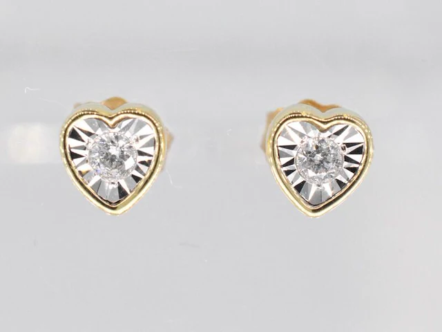 Gouden oorbellen met een briljant geslepen diamant in hartvorm - afbeelding 1 van  7