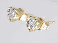 Gouden oorbellen met een briljant geslepen diamant in hartvorm - afbeelding 3 van  7