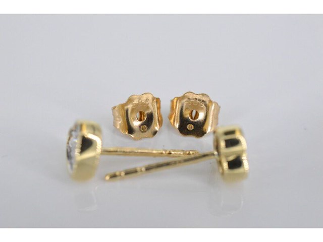 Gouden oorbellen met een briljant geslepen diamant in hartvorm - afbeelding 5 van  7