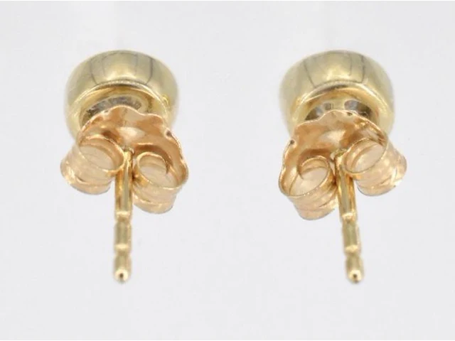 Gouden oorbellen met een briljant geslepen diamant - afbeelding 4 van  7