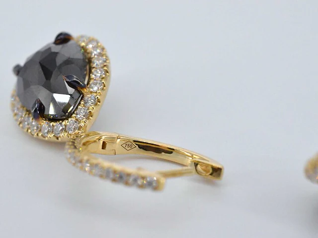 Gouden oorbellen met zwarte diamant en briljanten entourage - afbeelding 7 van  9