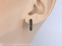 Gouden oorbellen met zwarte diamant - afbeelding 3 van  10