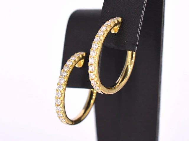 Gouden oorhangers met 26 diamanten - afbeelding 1 van  10