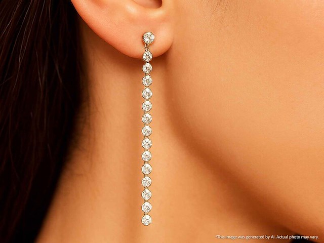 Gouden oorhangers met een rij aan natuurlijke diamanten - afbeelding 4 van  11