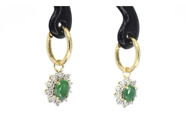 Gouden oorhangers met natuurlijke diamanten en smaragden - afbeelding 4 van  10