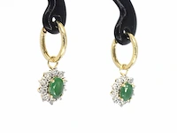 Gouden oorhangers met natuurlijke diamanten en smaragden - afbeelding 4 van  10