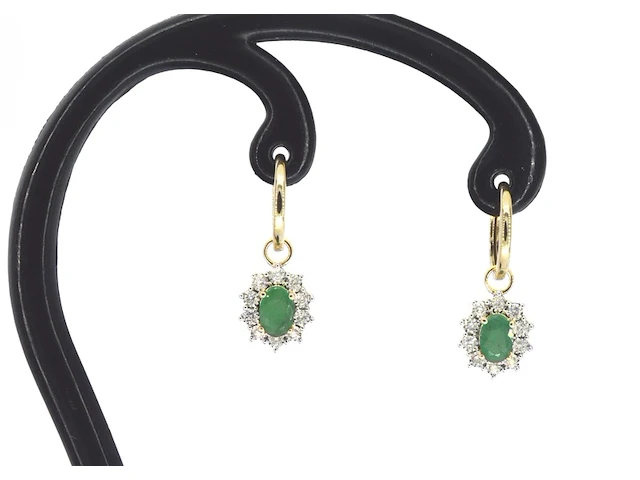 Gouden oorhangers met natuurlijke diamanten en smaragden - afbeelding 6 van  10