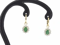 Gouden oorhangers met natuurlijke diamanten en smaragden - afbeelding 6 van  10