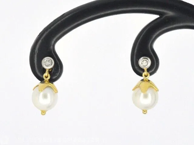 Gouden parel oorbellen met diamant - afbeelding 1 van  7