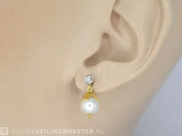Gouden parel oorbellen met diamant - afbeelding 2 van  7