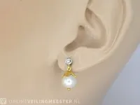 Gouden parel oorbellen met diamant - afbeelding 2 van  7