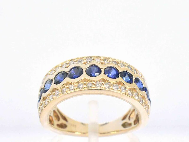Gouden pave ring met diamanten en saffier - afbeelding 1 van  11