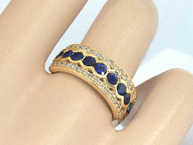 Gouden pave ring met diamanten en saffier - afbeelding 4 van  11