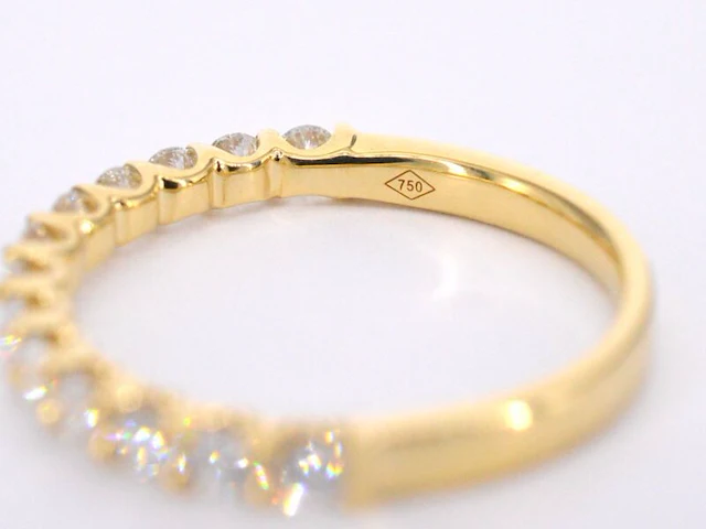 Gouden rijring bezet met briljant geslepen diamanten - afbeelding 9 van  9