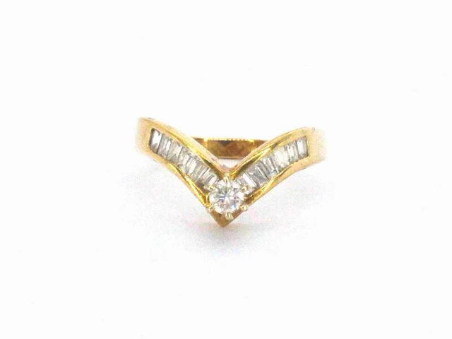Gouden ring met baguette geslepen diamanten en een briljant geslepen diamant - afbeelding 1 van  7