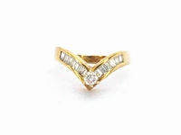 Gouden ring met baguette geslepen diamanten en een briljant geslepen diamant - afbeelding 1 van  7