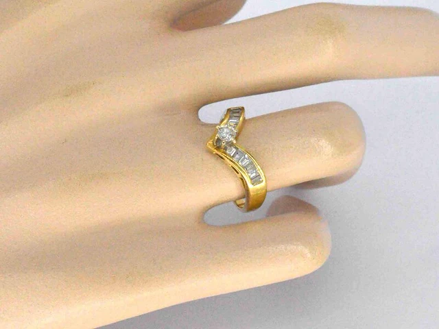 Gouden ring met baguette geslepen diamanten en een briljant geslepen diamant - afbeelding 2 van  7